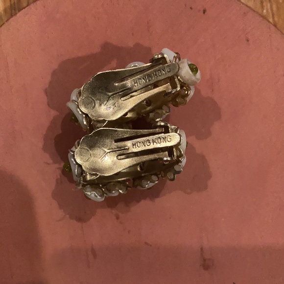 Vintage Hong Kong Clip ons earrings - Picture 3 of 4